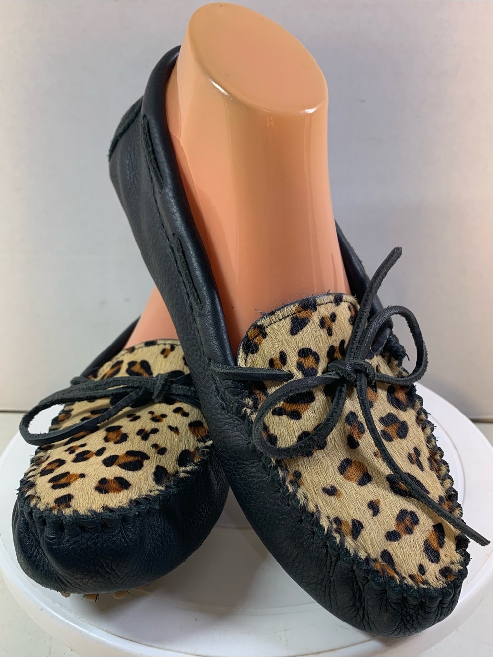 Minnetonka Black Leather Leopard Kilty Moccasins Size 9 Women. 3949